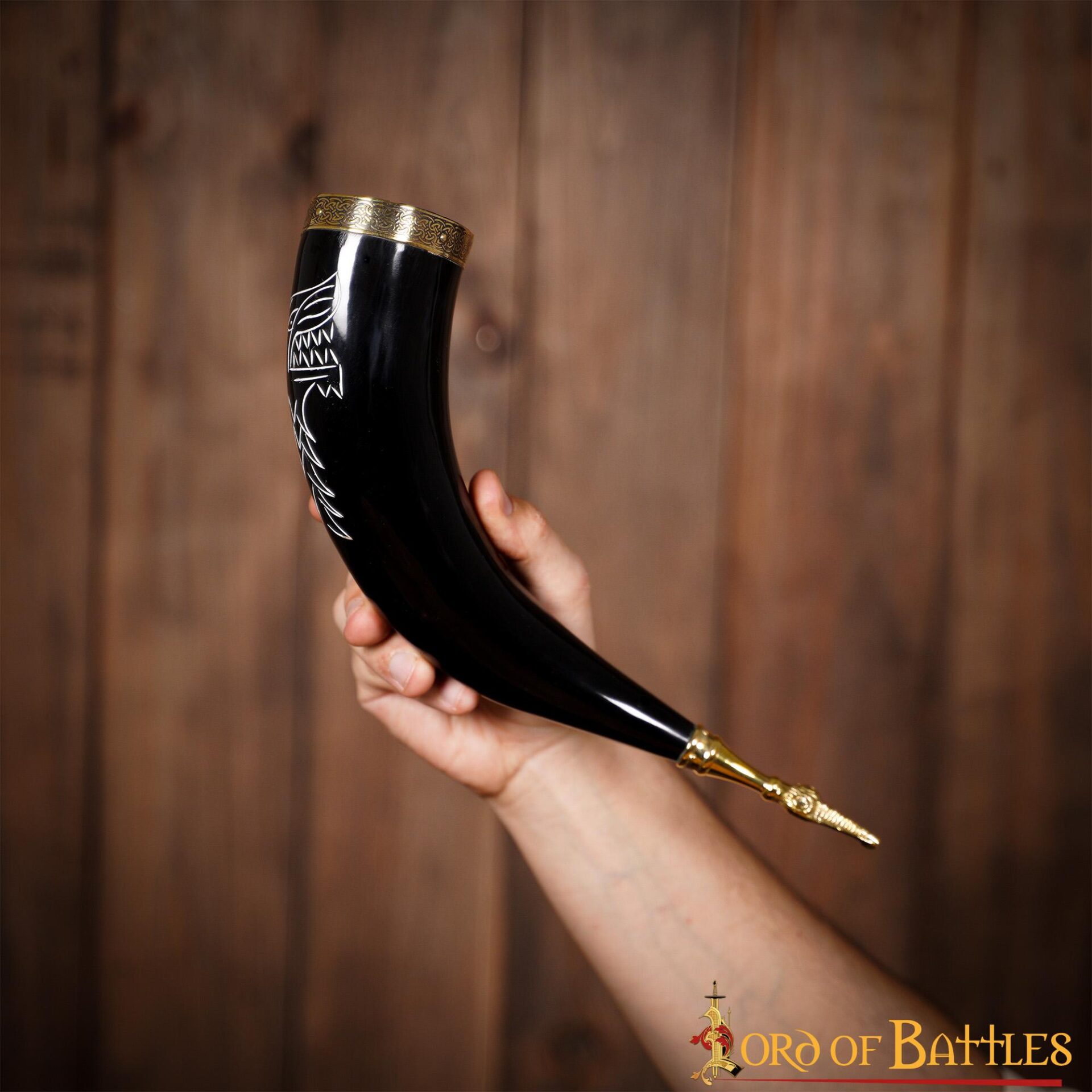 6-114 Crocodile Horn Drinking Horn